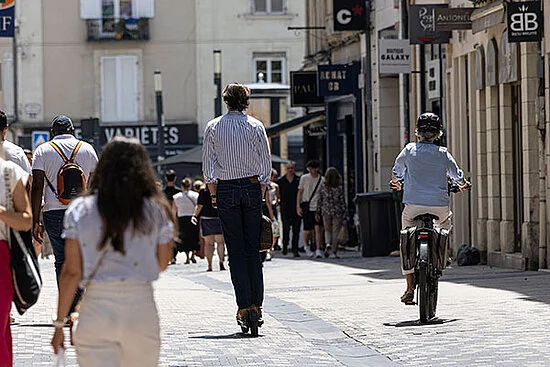 À Angers, les engins électriques devront passer à la main