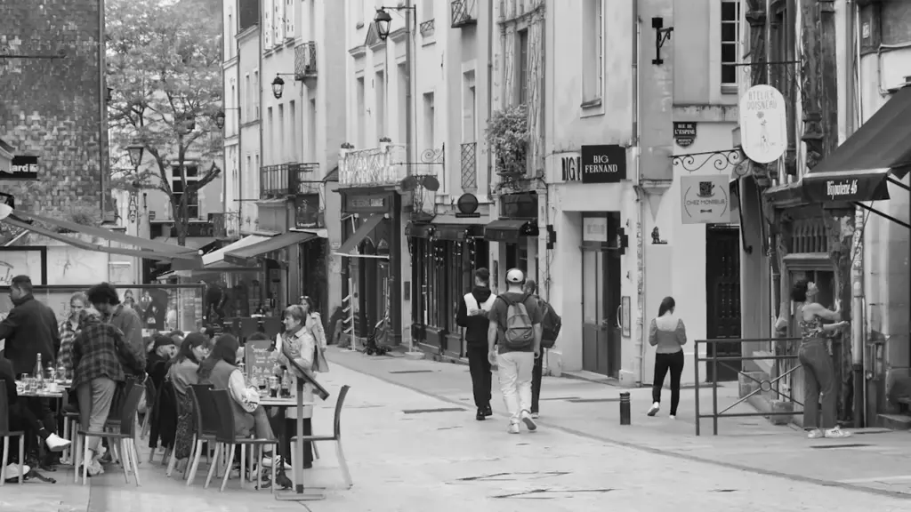 Ambiance animée d'une terrasse de café dans la rue Saint-Laud à Angers.