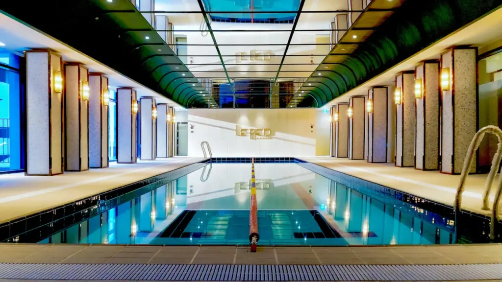 Piscine intérieure moderne et vide, illustrant les problèmes techniques de billetterie en ligne.