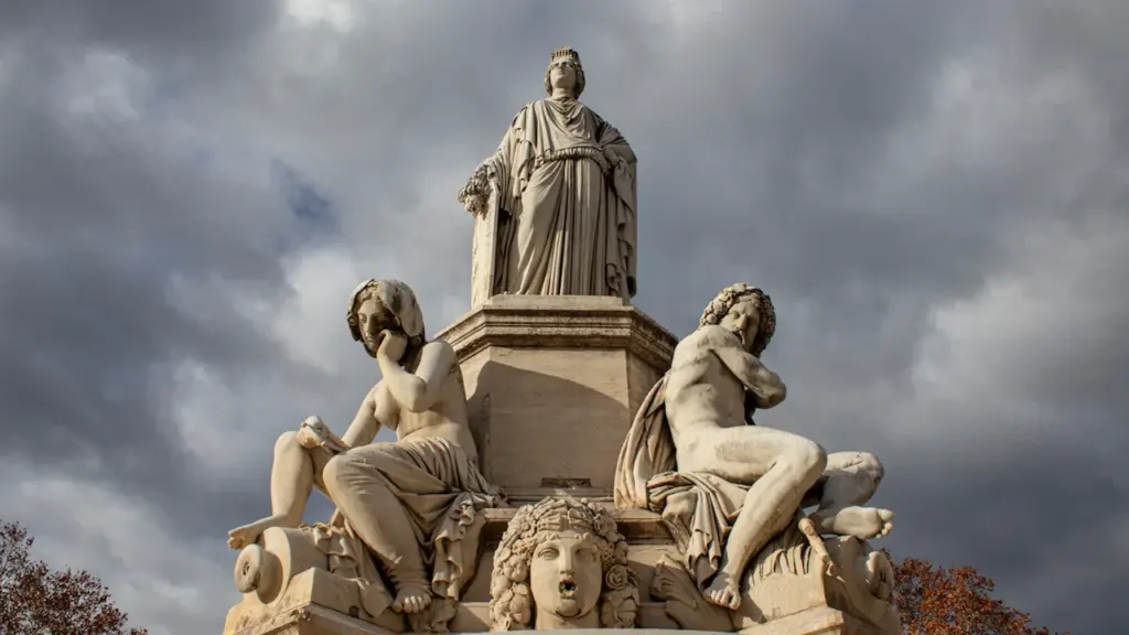 La célèbre fontaine Pradier située au cœur du centre-ville historique de Nîmes, France.