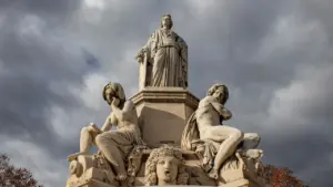 La célèbre fontaine Pradier située au cœur du centre-ville historique de Nîmes, France.