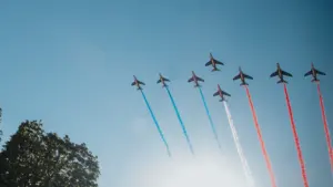 Avions de chasse de la Marine nationale effectuant une parade aérienne dans le ciel.