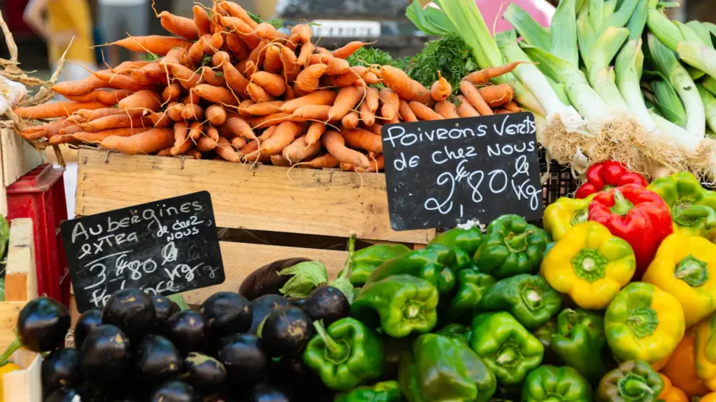 Légumes frais et colorés exposés sur un étal de marché à Aix-en-Provence.