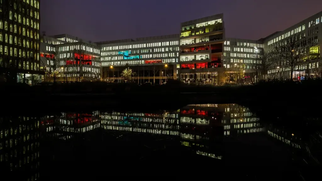 Vue nocturne sur les bâtiments du campus Altice près de Saint-Denis en France.