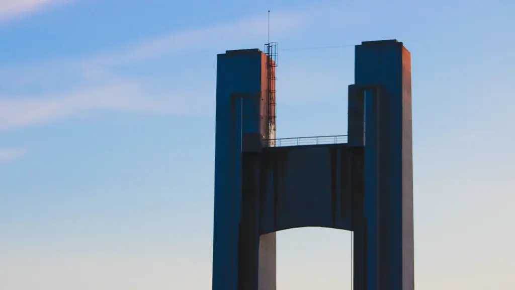 Le pont de Recouvrance à Brest sous un ciel bleu dégagé.