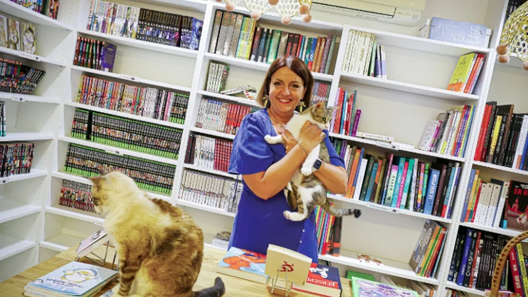À Albi, cinq chats changent la visite en librairie