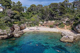 À Antibes, une plage abîmée renaît sans fermer au public