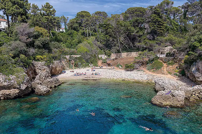 À Antibes, une plage abîmée renaît sans fermer au public