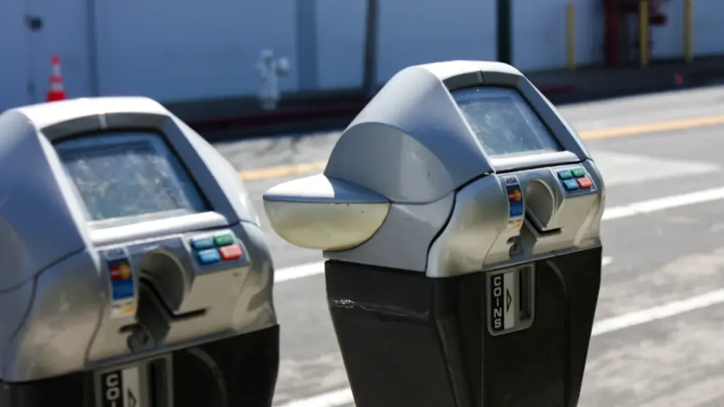 Horodateurs modernes sur le bord d'une rue urbaine pour le stationnement payant.