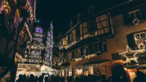 Rues pittoresques de Colmar illuminées avec des maisons à colombages typiques la nuit.