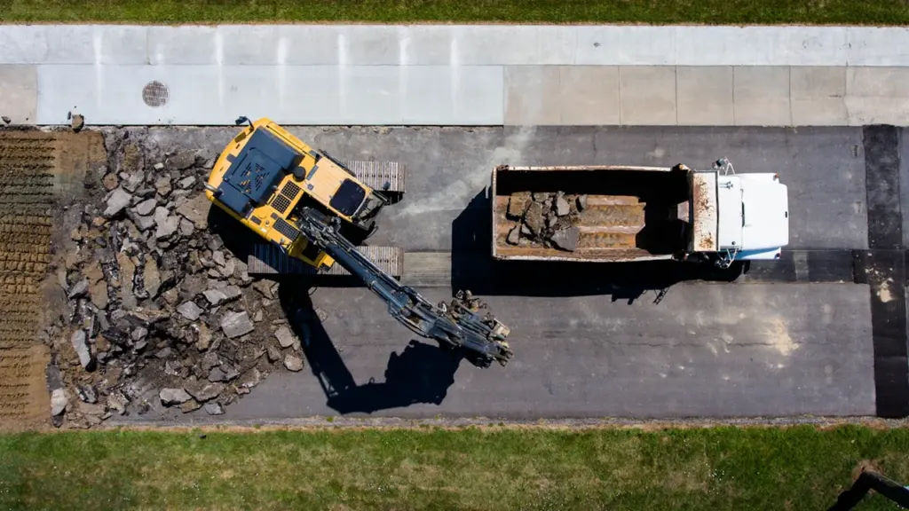 Vue aérienne d'un chantier routier avec une excavatrice et un camion à Dijon.