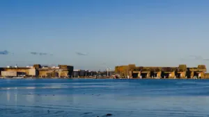 Vue panoramique d'anciennes infrastructures navales militaires situées au bord de l'eau en France.