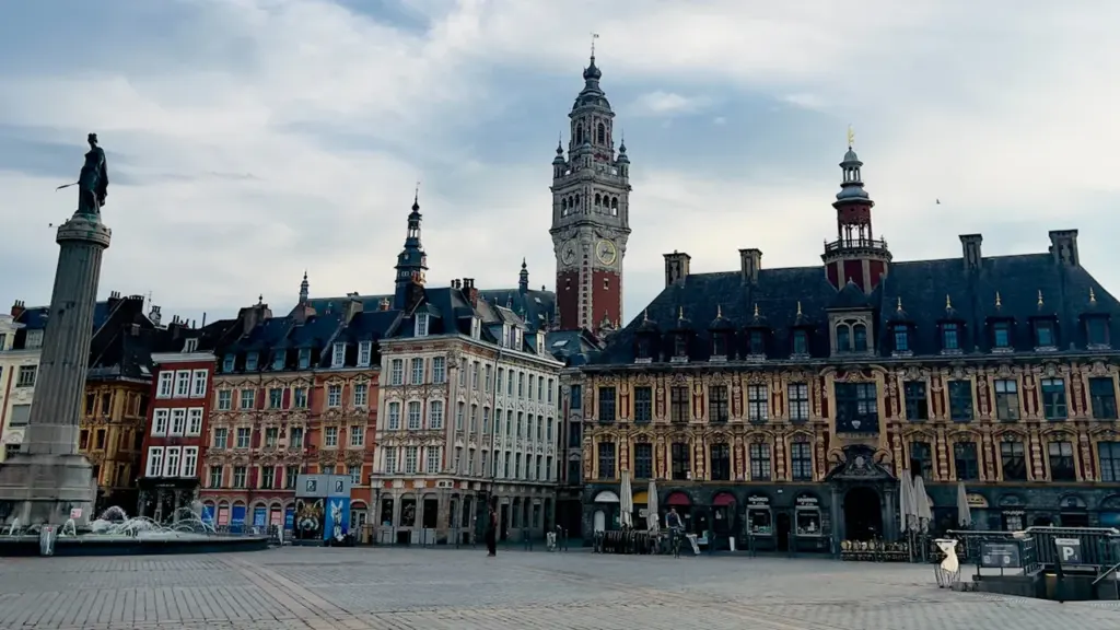 Vue panoramique de la Grand-Place de Lille avec son célèbre beffroi historique.
