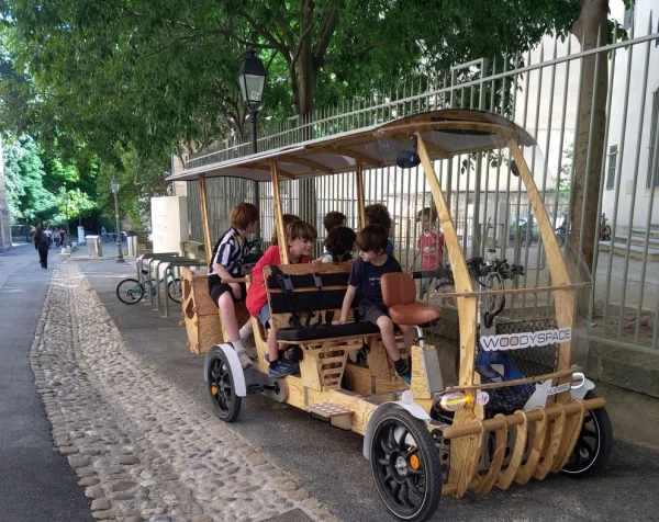 À Montpellier, ce vélo collectif intrigue les enfants