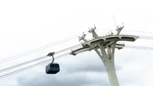 Une cabine de téléphérique urbain circulant près d'un pylône moderne à Toulouse