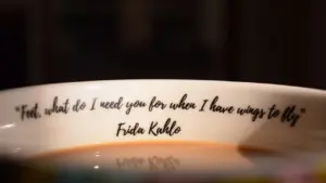 Une tasse en céramique avec une citation célèbre de l'artiste Frida Kahlo inscrite dessus.