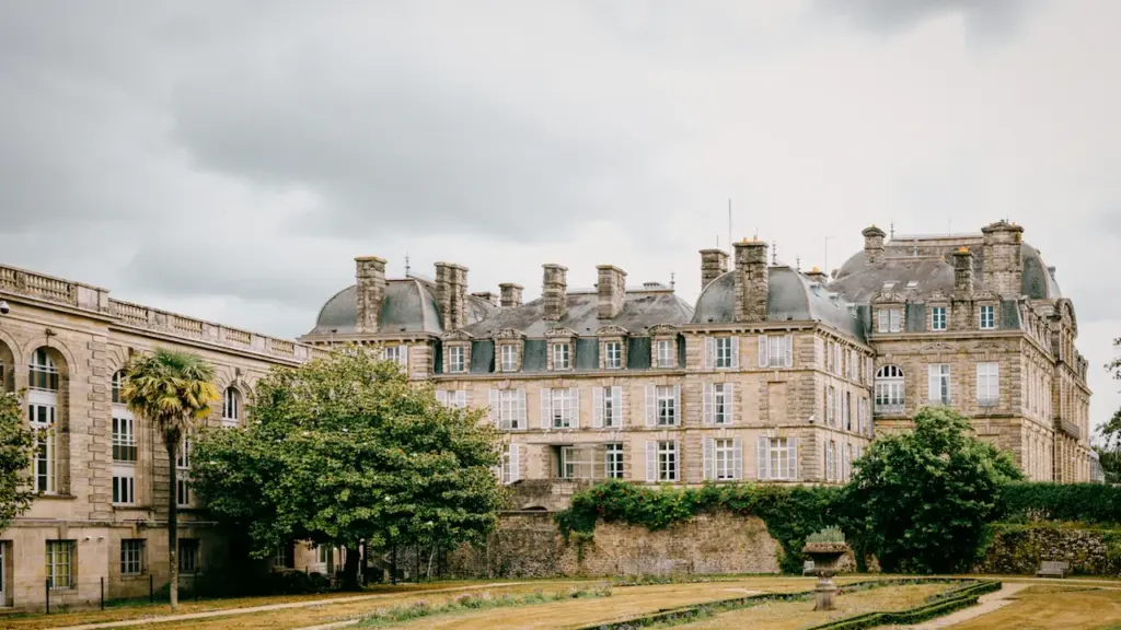Façade impressionnante de la préfecture du Morbihan à Vannes sous un ciel nuageux.