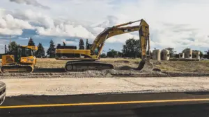 Pelle mécanique jaune sur un chantier près d'une route à Metz.