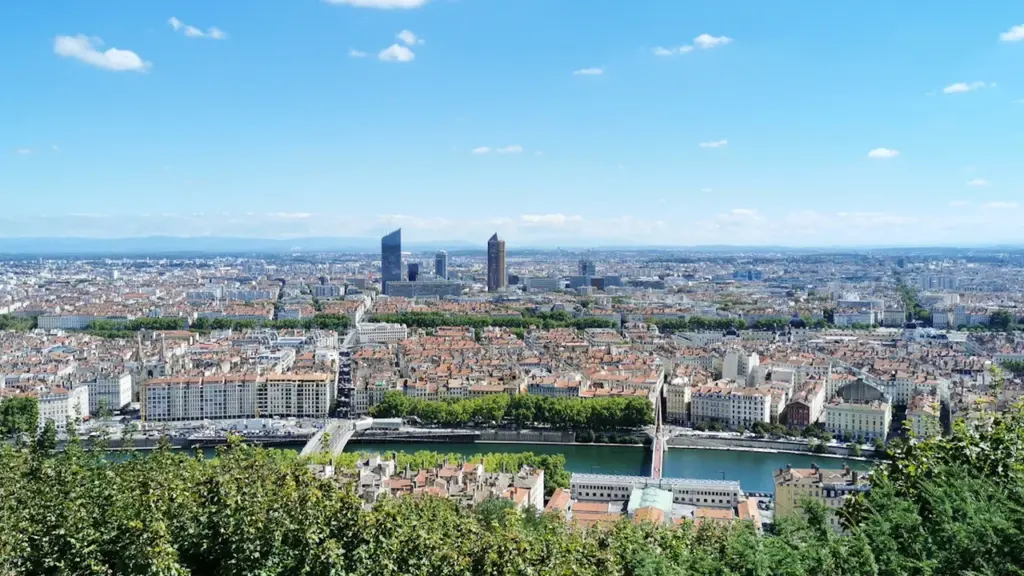 Vue panoramique du centre-ville de Lyon sous un ciel bleu dégagé.