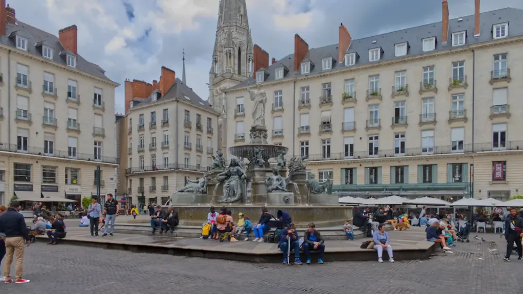 La place Royale à Nantes avec sa fontaine historique et ses bâtiments en pierre.