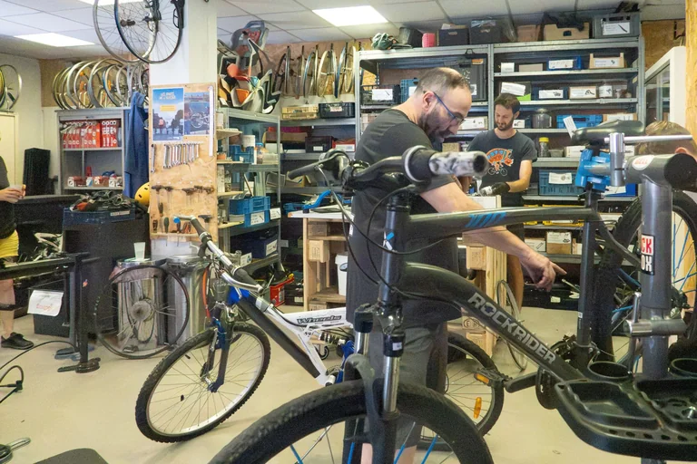À Roubaix, un atelier pour réparer soi-même son vélo