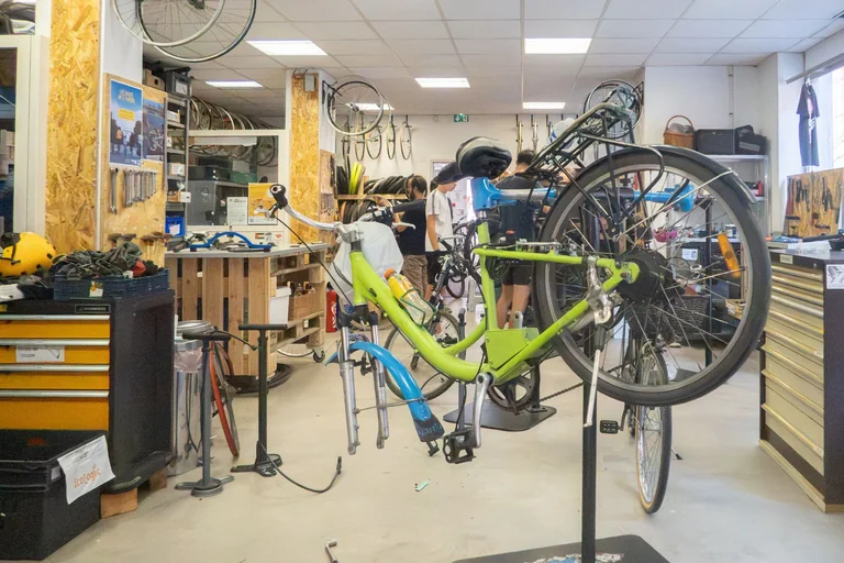 À Roubaix, un atelier pour réparer soi-même son vélo