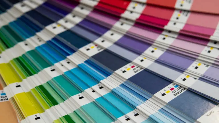Un éventail de nuanciers Pantone pour choisir les couleurs de peinture de façade.