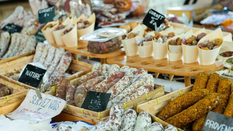 Aix-en-Provence : le marché d’artistes revient Place de l’Université: ce qu’il faut retenir