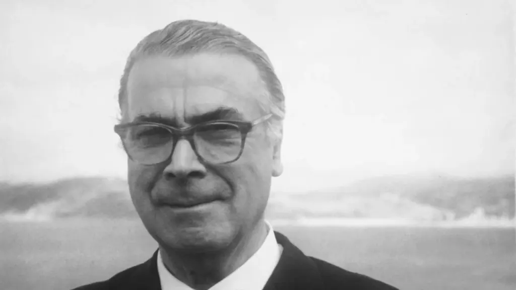 Portrait en noir et blanc d'un homme âgé portant des lunettes et un nœud papillon.