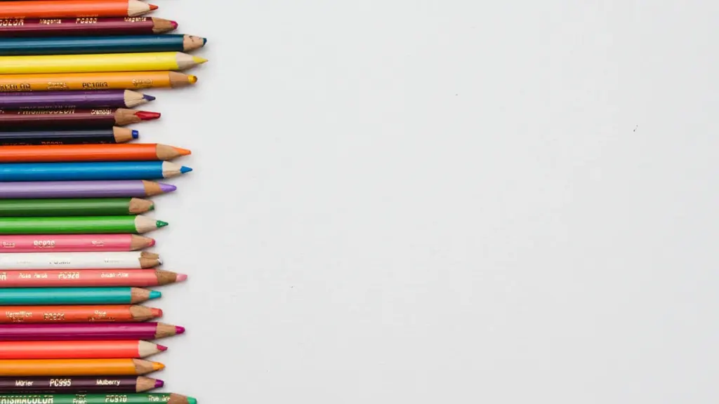 Une pile de crayons de couleur posée pour la rentrée scolaire.