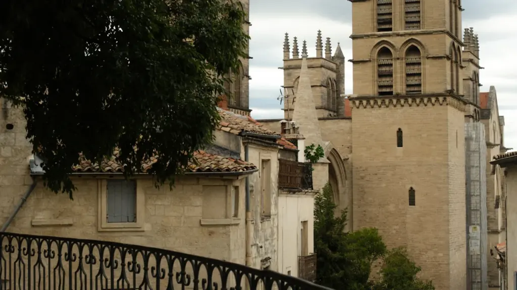 La majestueuse tour de la cathédrale Saint-Pierre dans le centre historique de Montpellier.
