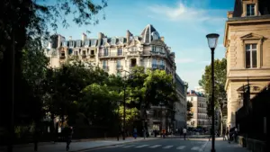 Architecture haussmannienne typique avec balcons en fer forgé à Paris, France.