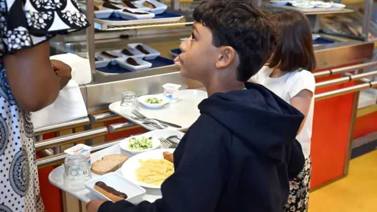 À Clichy, la cantine change : menu végétarien et réservation obligatoire