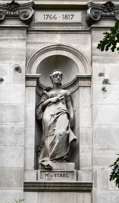 À Paris, six visages de femmes veillent sur la Seine depuis l'Hôtel de Ville
