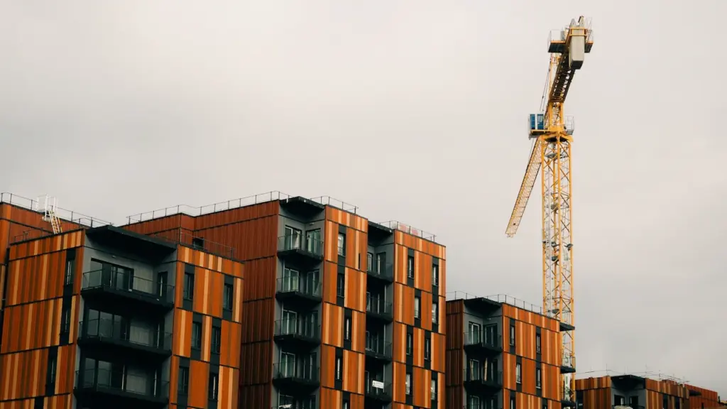 Une grue de chantier domine des immeubles résidentiels modernes dans le centre de Toulouse.