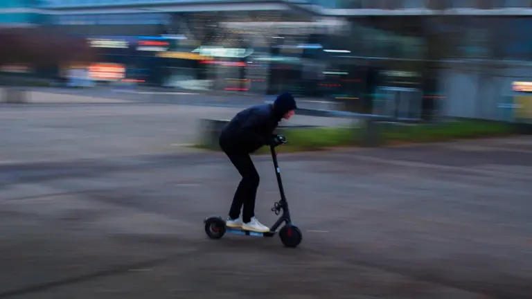 Casque et gilet fluo obligatoires pour les trottinettes en Île-de-France