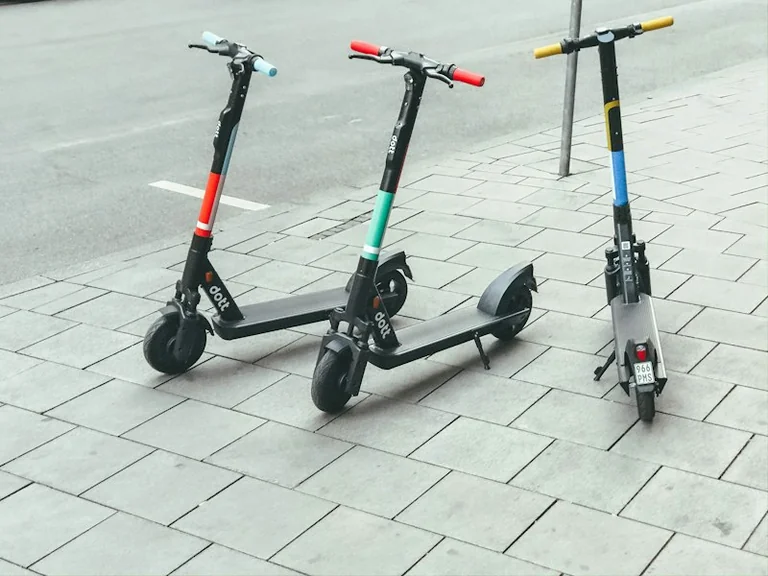 Casque et gilet fluo obligatoires pour les trottinettes en Île-de-France