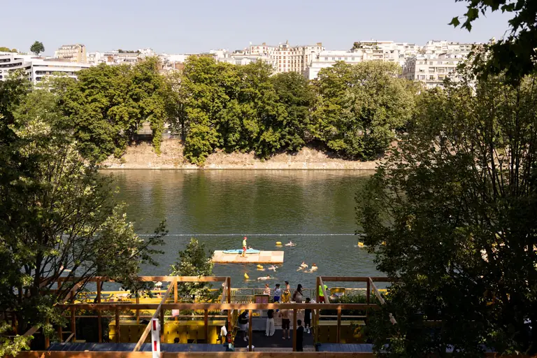 Chaleur à Paris : 400 M€ pour rafraîchir les écoles et 100 voiles d'ombrage