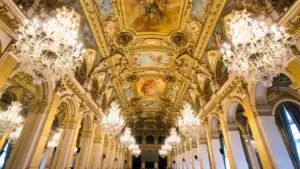 Vue intérieure somptueuse d'une salle de bal historique ornée de lustres en cristal dorés.