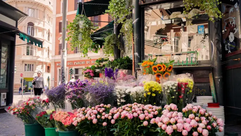 À Clichy, une fleuriste rouvre après 40 ans d’absence rue de l’ancienne mairie