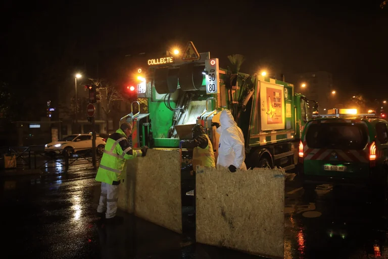 À Paris, l'envers du nettoyage après la manif du 24 octobre