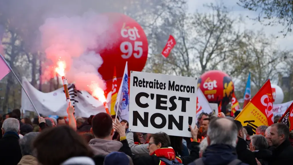 Foule manifestant dans les rues de Paris contre la réforme des retraites.